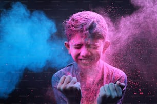 El niño juega con los colores. Conceptos para el festival indio Holi