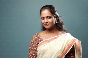 Portrait d’une femme heureuse du sud de l’Inde vêtue traditionnellement