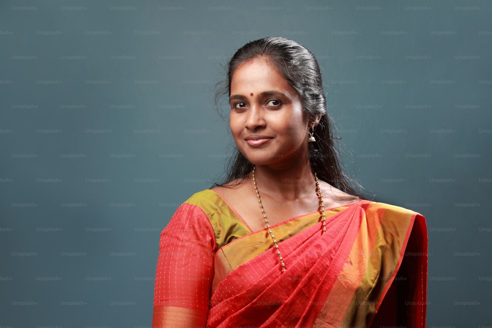 전통적으로 옷을 입은 행복한 남인도 여성의 초상화