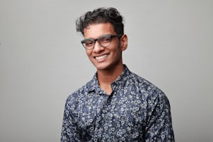 Porträt eines glücklichen jungen Mannes indischer Herkunft