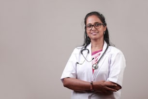 Portrait d’une femme médecin d’origine indienne