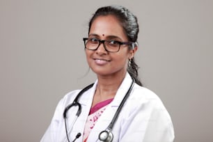 Portrait d’une femme médecin d’origine indienne
