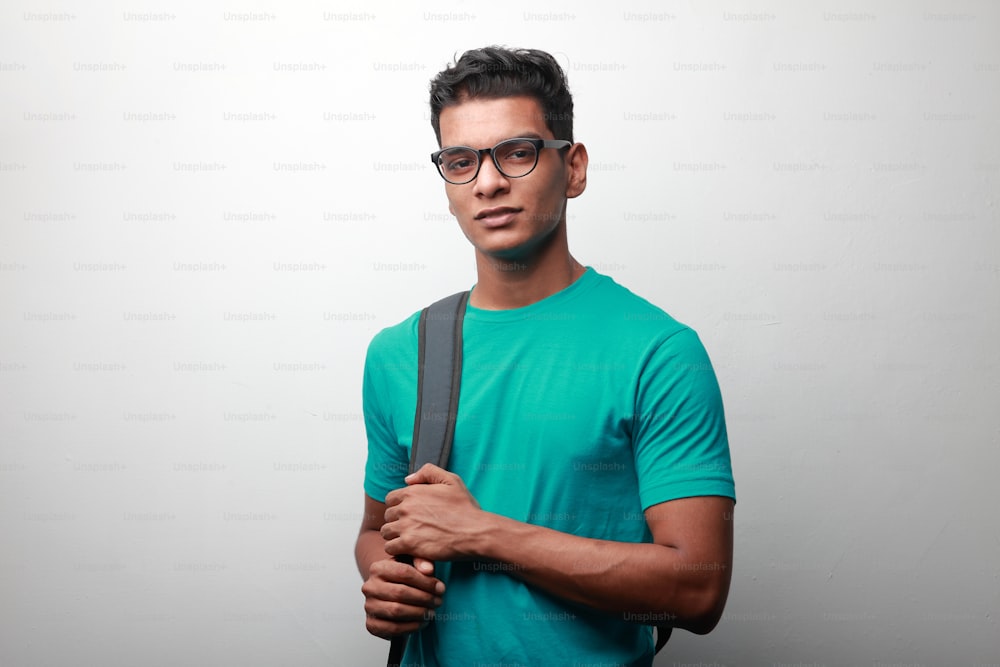 Feliz joven estudiante de origen indio llevando bolso bandolera