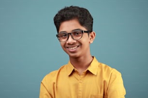 Retrato de um menino jovem feliz de origem indiana