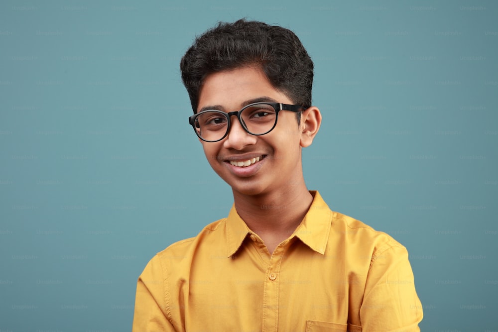 Retrato de un joven feliz de origen indio
