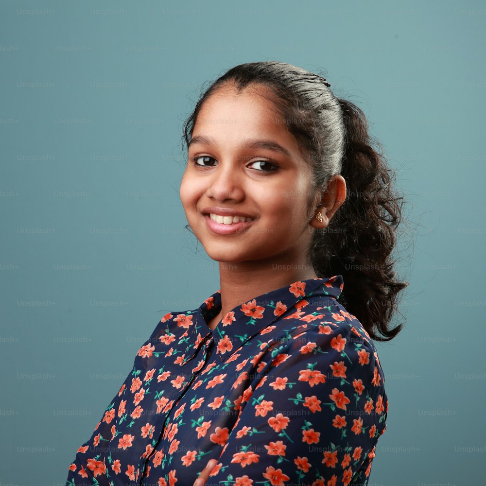 Portrait d’une jeune fille souriante d’origine indienne