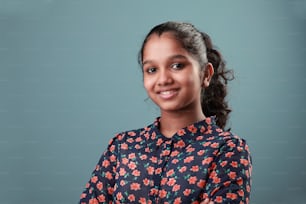 Retrato de uma jovem sorridente da etnia indiana