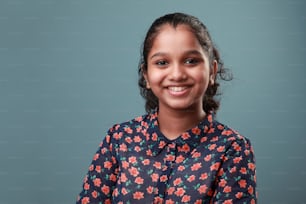 Retrato de uma jovem sorridente da etnia indiana