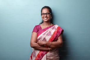 Retrato de una mujer feliz de origen indio vistiendo sari