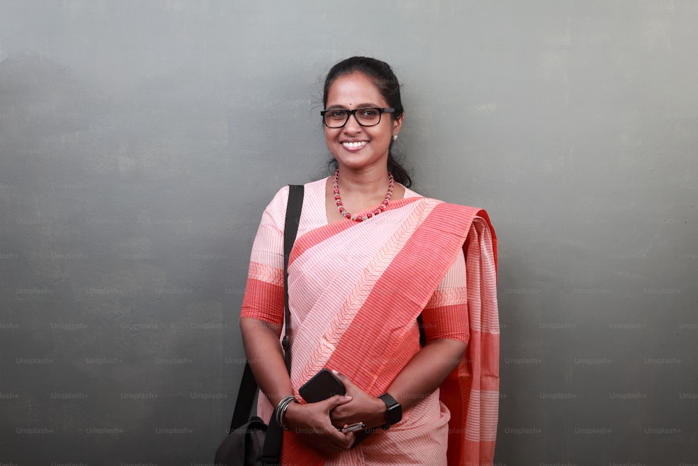 Ritratto di una donna felice di etnia indiana che indossa il sari dell'abito tradizionale