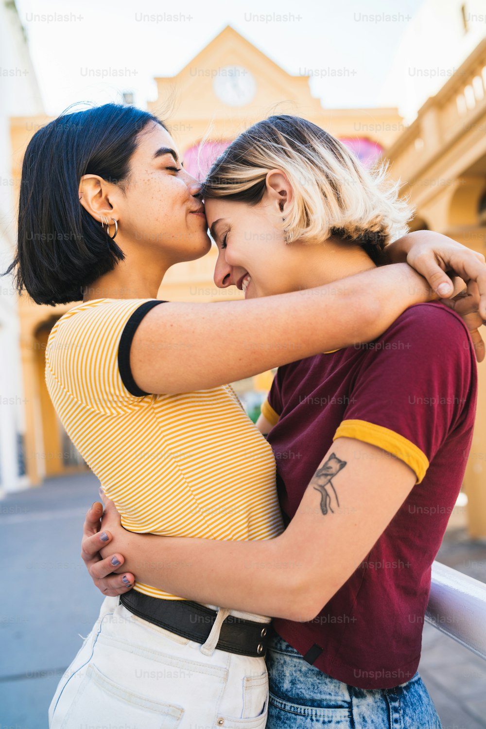 Porträt eines glücklichen lesbischen Paares, das Zeit miteinander verbringt und sich auf der Straße umarmt. LGBT., Liebes- und Beziehungskonzept.