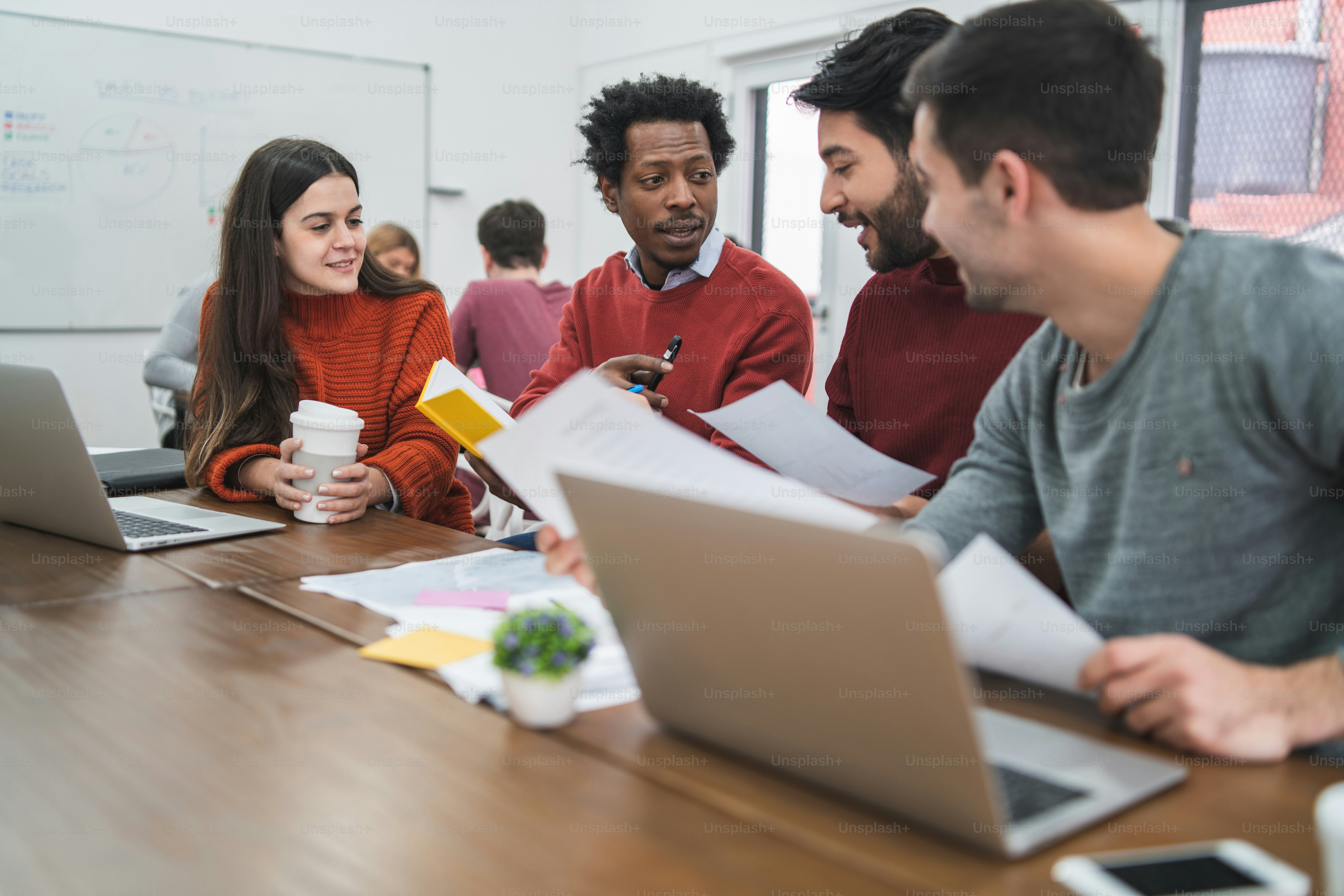 Junge kreative Designer arbeiten in einem Projekt und diskutieren über die Entwicklung neuer Ordnungen am Arbeitsplatz. Geschäftskonzept.