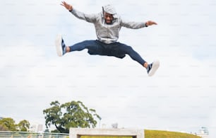 Retrato de un deportista saltando y haciendo ejercicio al aire libre. Deporte, fitness y estilo de vida saludable.