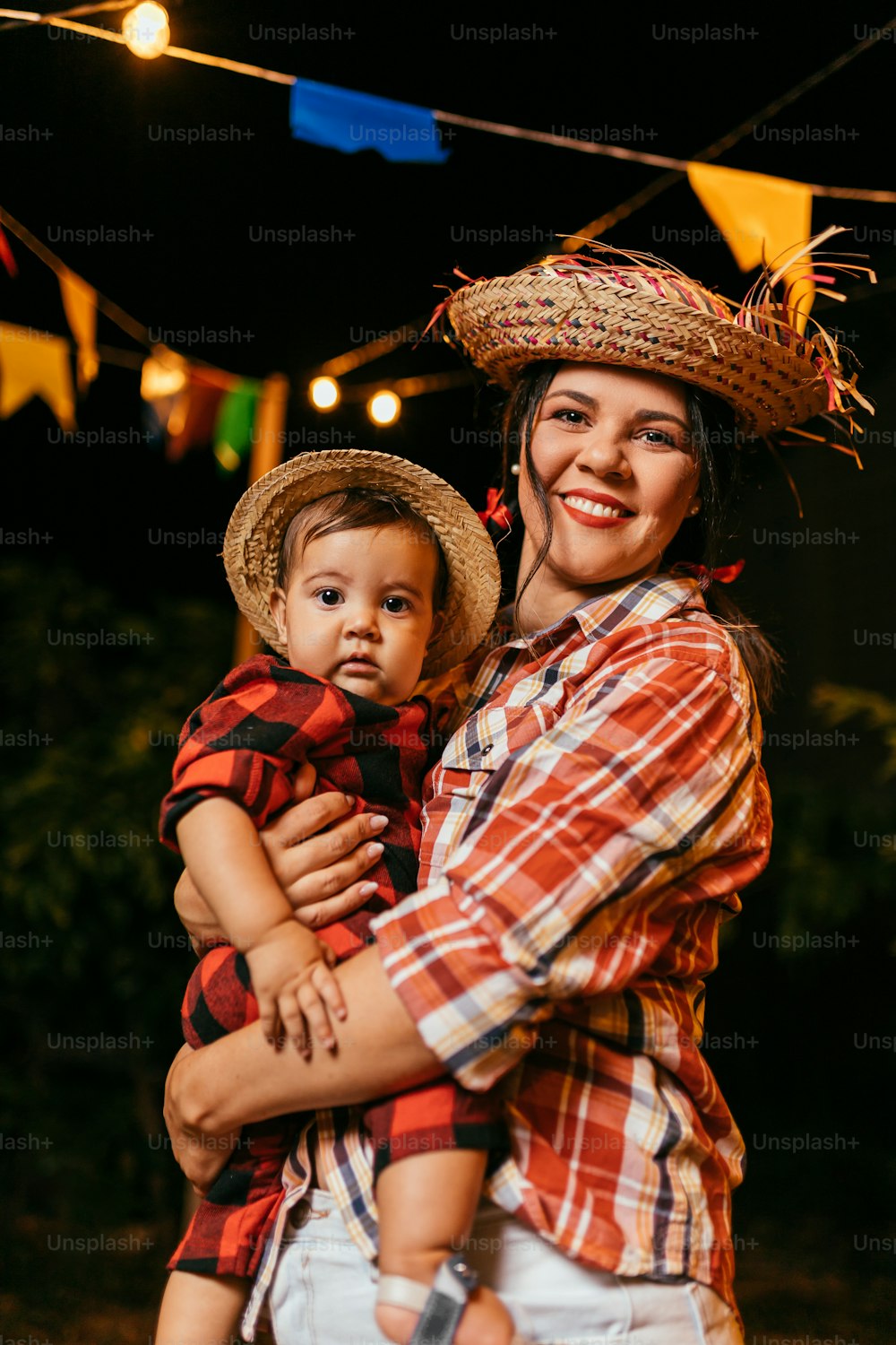 Retrato de madre e hijo durante la típica Festa Junina brasileña