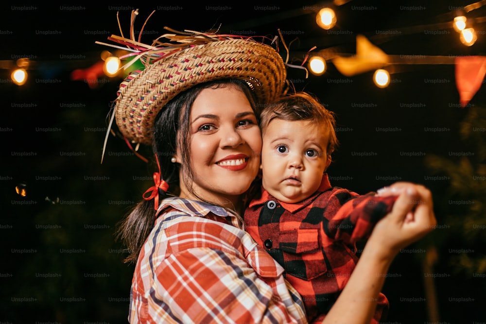 Porträt von Mutter und Sohn während der typisch brasilianischen Festa Junina