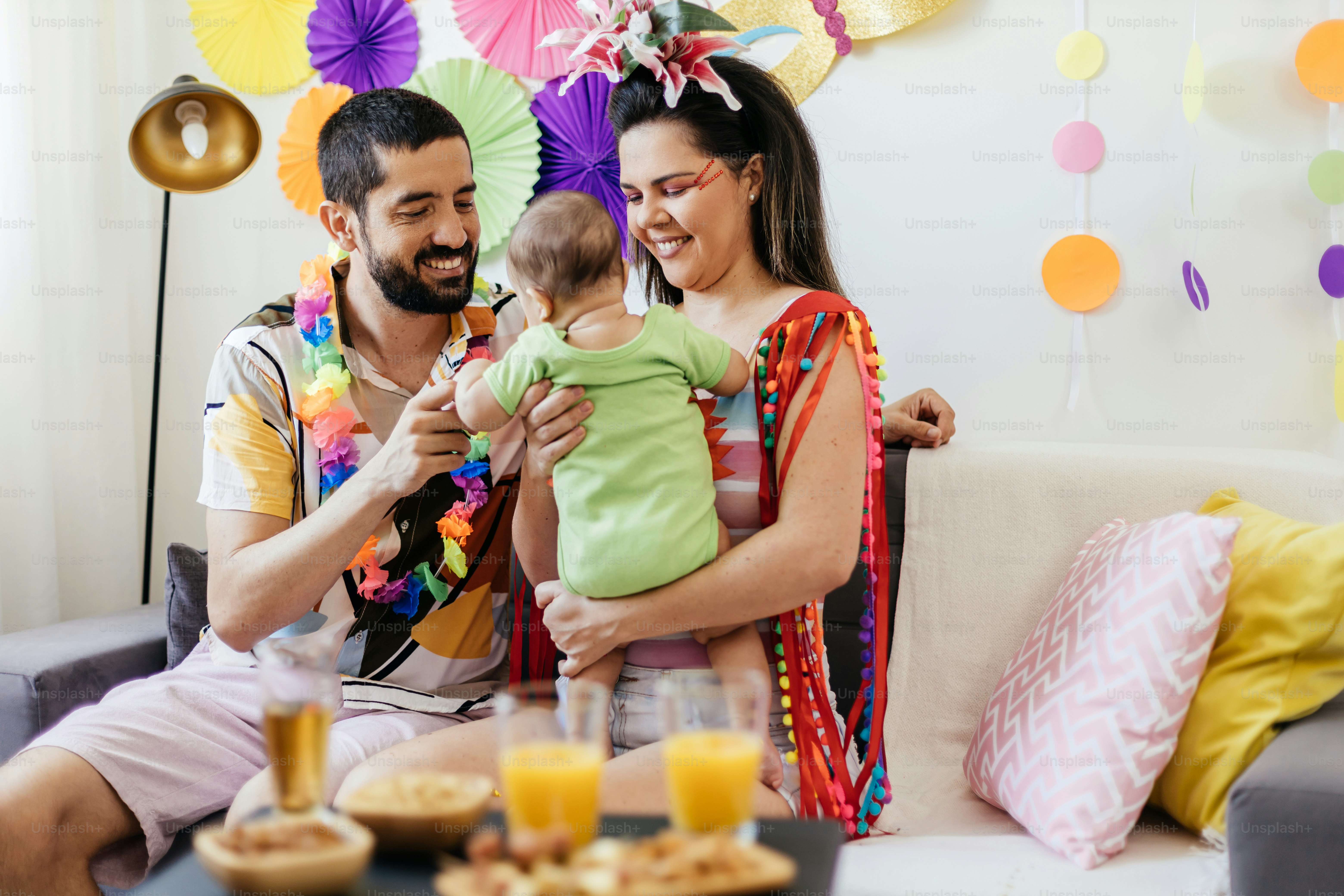 Brasilianischer Karneval. Familie feiert Karneval zu Hause