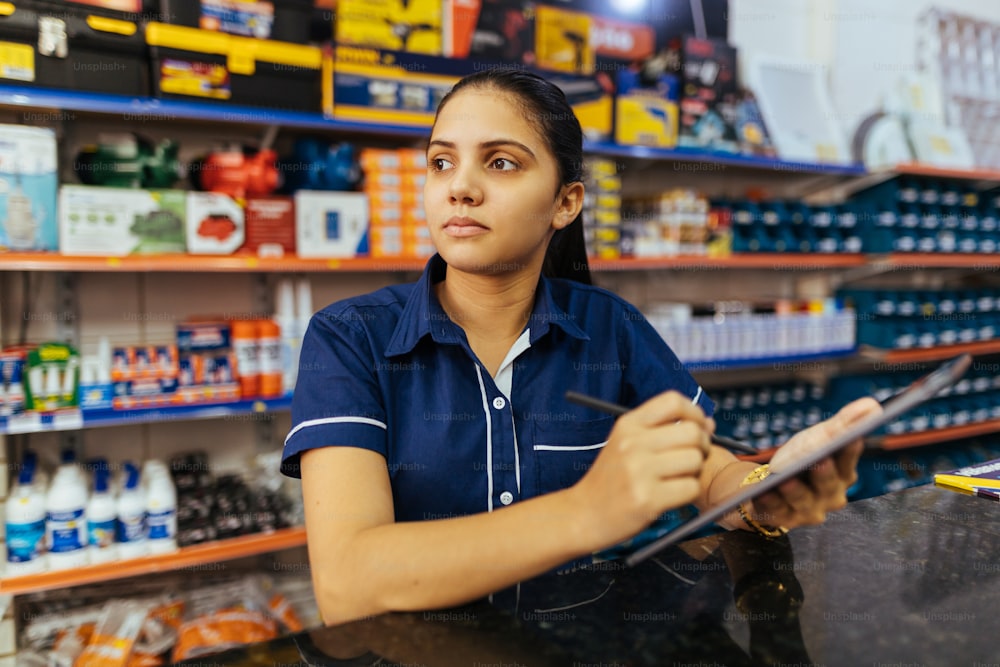 Giovane donna latina che lavora nel negozio di ferramenta