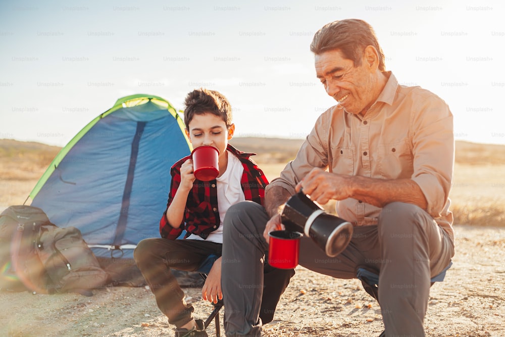 Grand-père et petit-fils s’amusant en camping. Concept de personnes âgées avec une vie active.