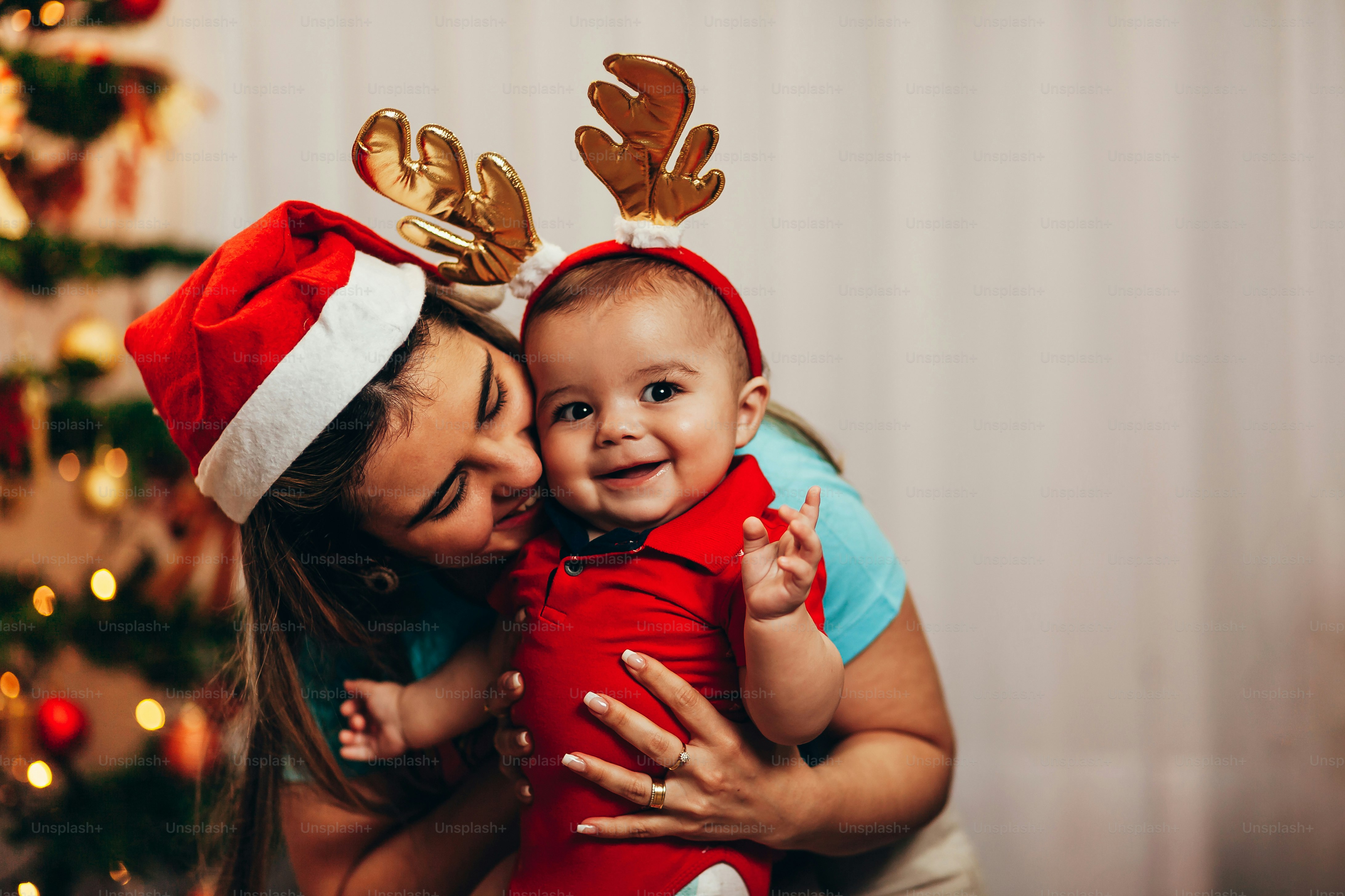 Madre e il suo bambino che giocano a casa durante le vacanze di Natale