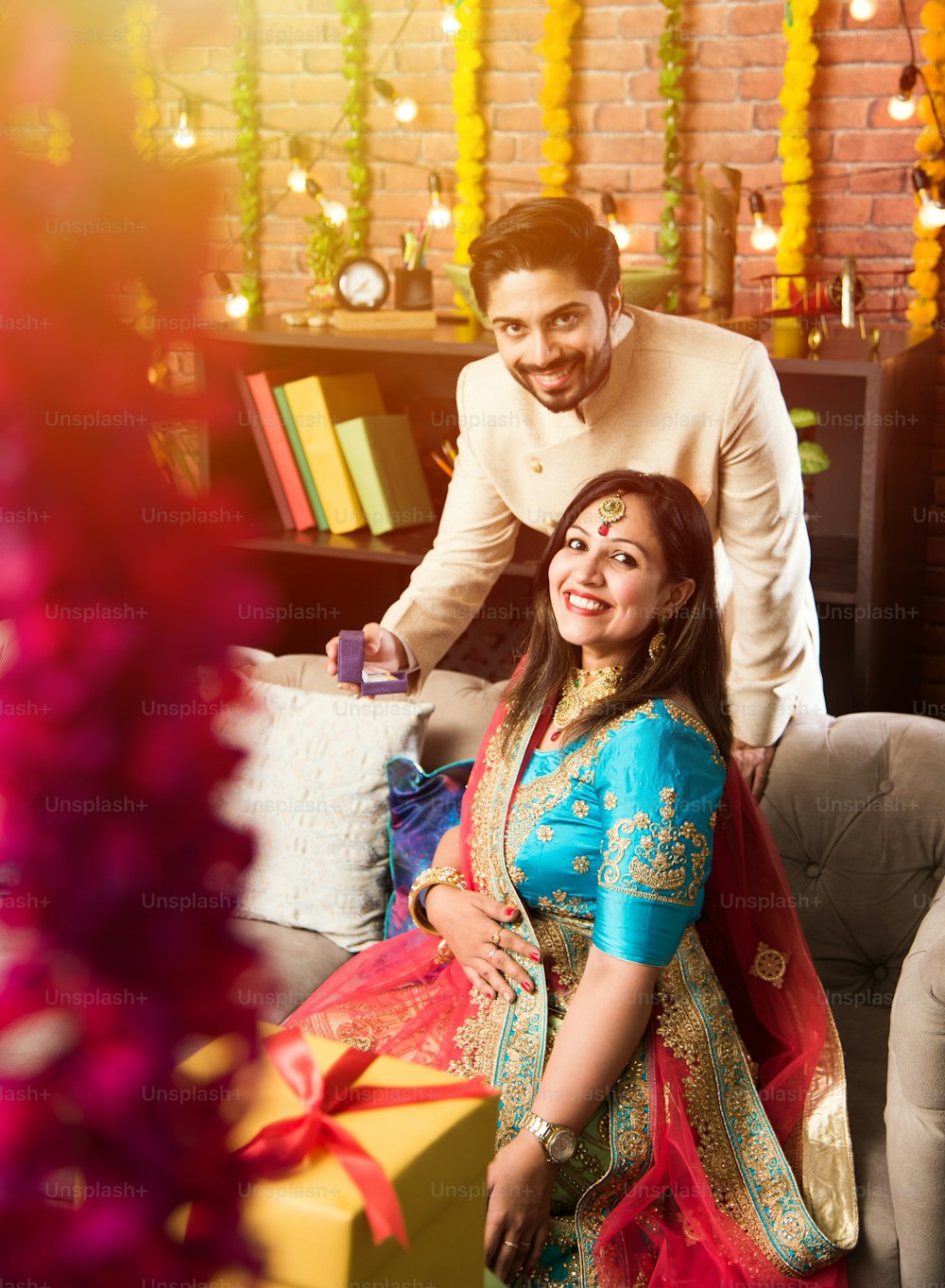Hombre indio dando regalo sorpresa a su esposa, joyas en Diwali o aniversario de bodas, enfoque selectivo
