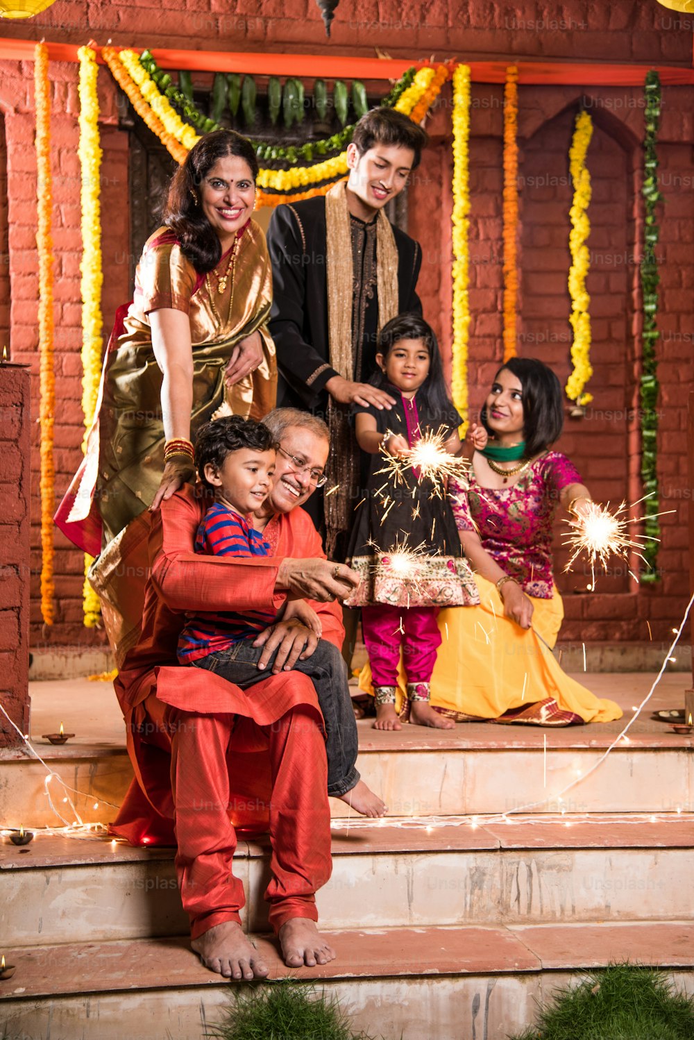 Famiglia indiana che celebra il festival Diwali con petardi