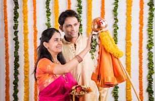 Couple indien intelligent faisant Gudhi Padwa Puja, couple asiatique & puja thali, jeune couple indien exécutant Puja ou Pooja, Nouvel An hindou Gudhi Padwa / Gudi Padwa, couple indien priant en tenue traditionnelle