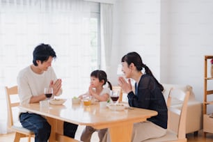 Familie beim Mittagessen im Speisesaal