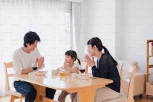 Família almoçando na sala de jantar