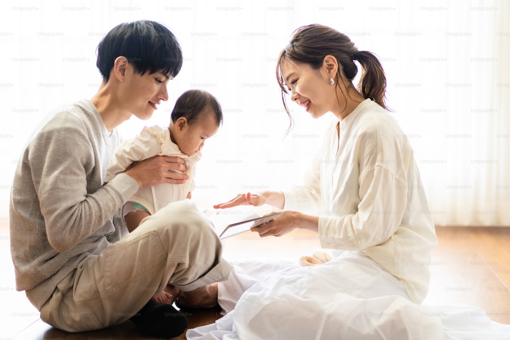 赤ちゃんに絵本を読む家族