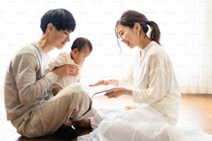 Família lendo um livro de histórias para seu bebê