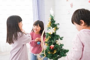 Bambini che decorano per l'evento di Natale