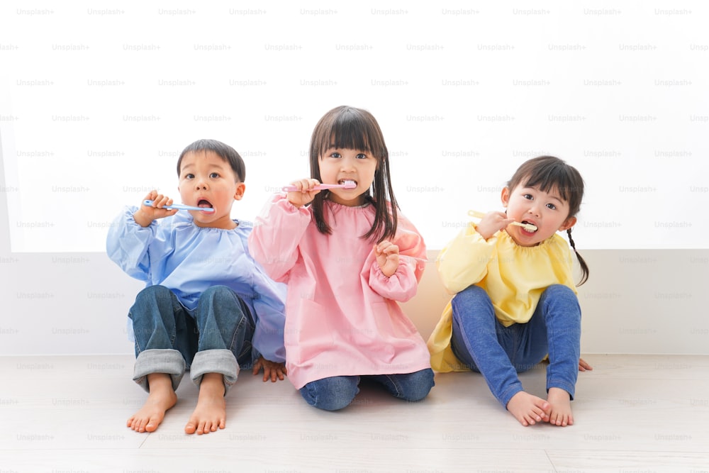 Children are brushing their teeth