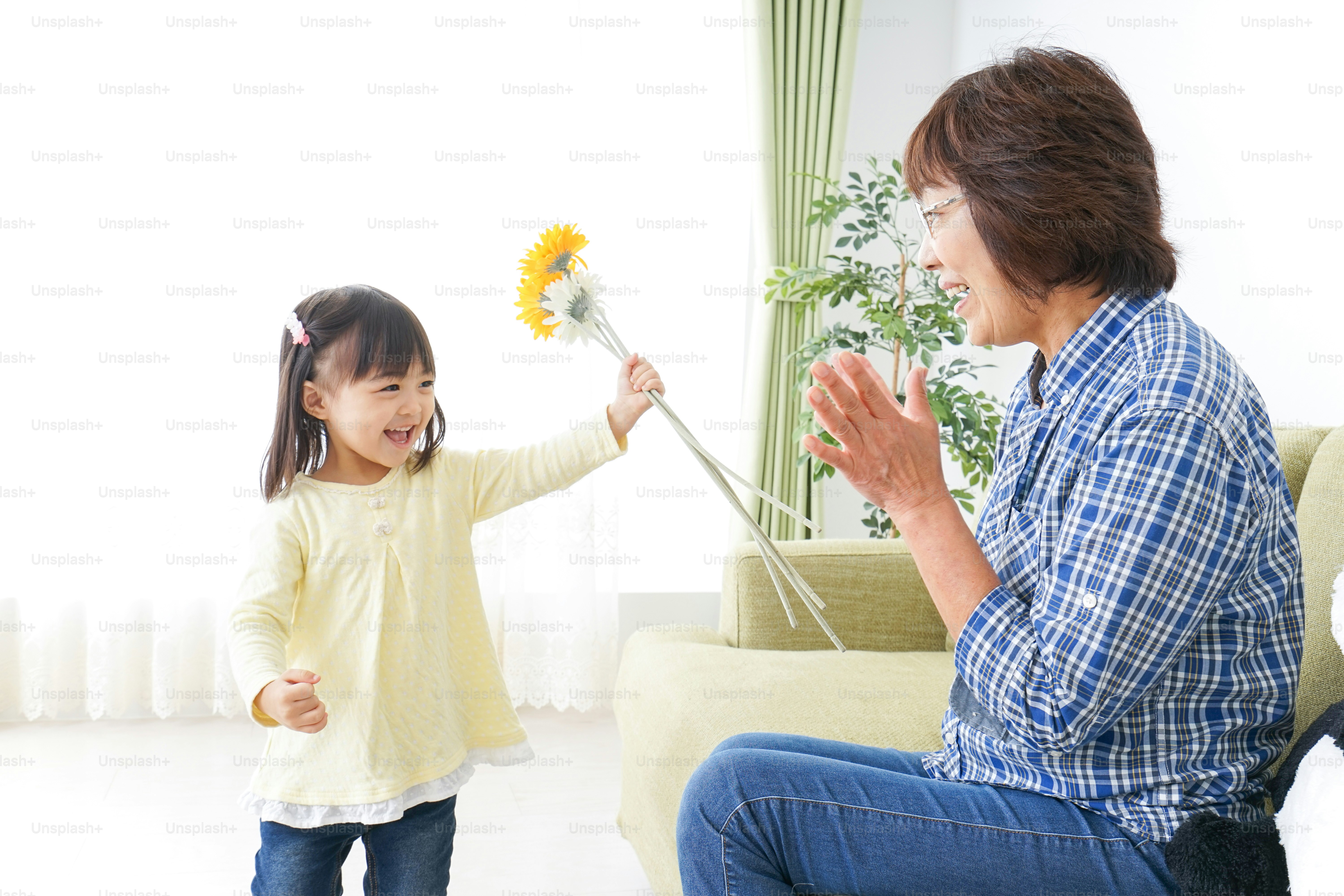 花をあげる子ども