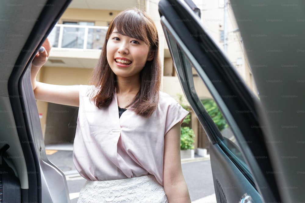 Mujer joven conduciendo coche