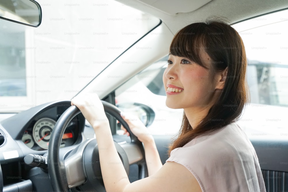 Mujer joven conduciendo un automóvil