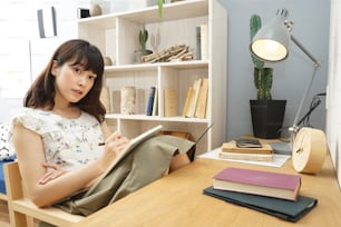 Mujer joven estudiando en casa