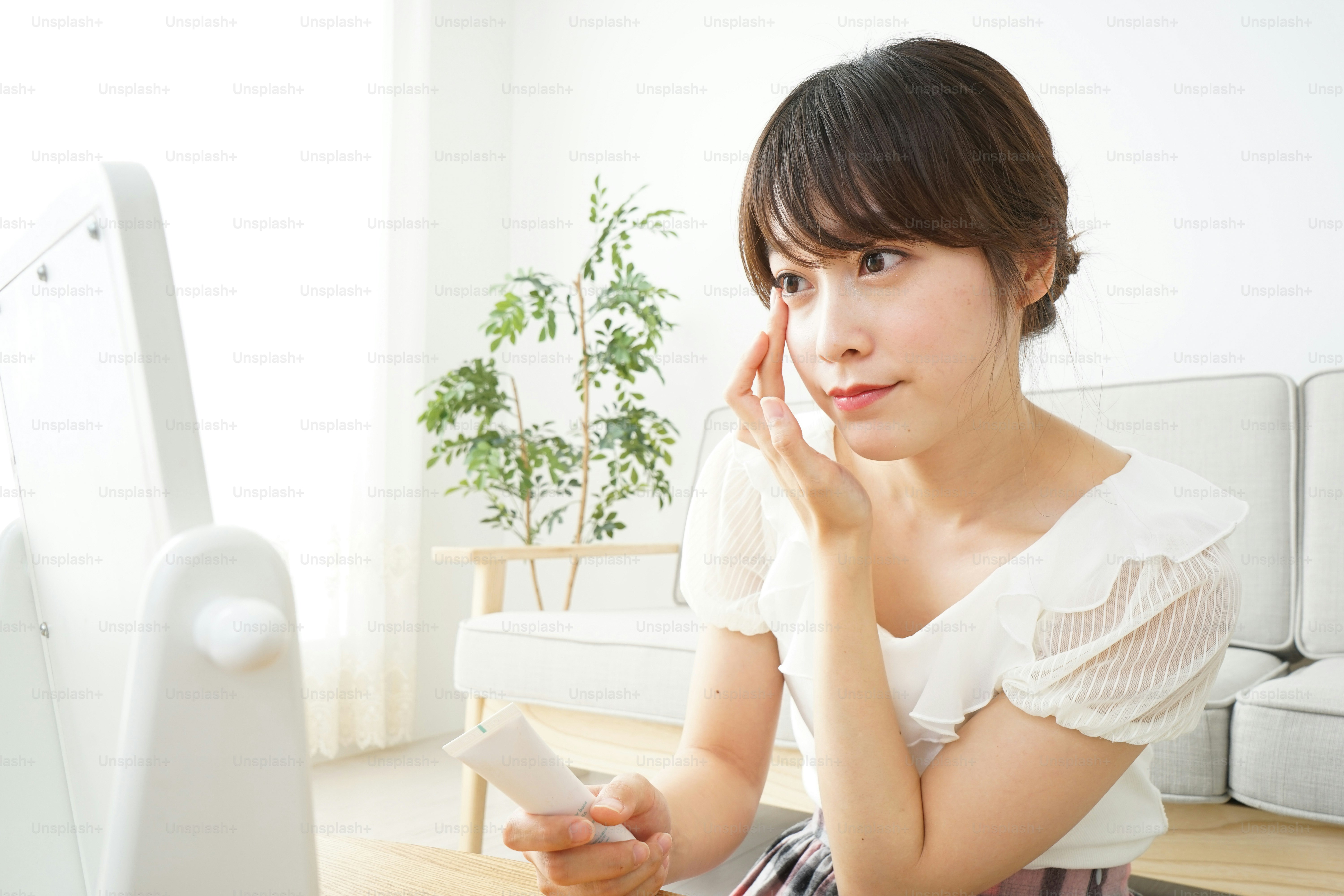 化粧をする若い女性