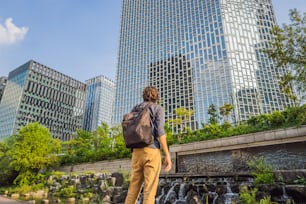 Turista do jovem em Cheonggyecheon stream em Seul, Coreia. O córrego Cheonggyecheon é o resultado de um enorme projeto de renovação urbana. Viagem para a Coreia Concept.