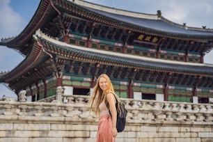 Turista donna in Corea. Giardini del Palazzo Gyeongbokgung a Seoul, Corea del Sud. Viaggio in Corea concetto.