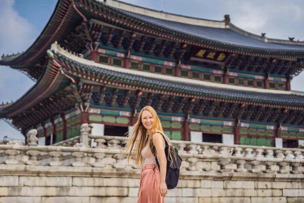 Mujer turista en Corea. Terrenos del Palacio Gyeongbokgung en Seúl, Corea del Sur. Concepto de viaje a Corea.