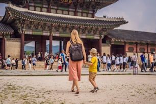 Touristes maman et fils en Corée. Terrain du palais Gyeongbokgung à Séoul, Corée du Sud. Concept de voyage en Corée. Concept de voyage avec des enfants.