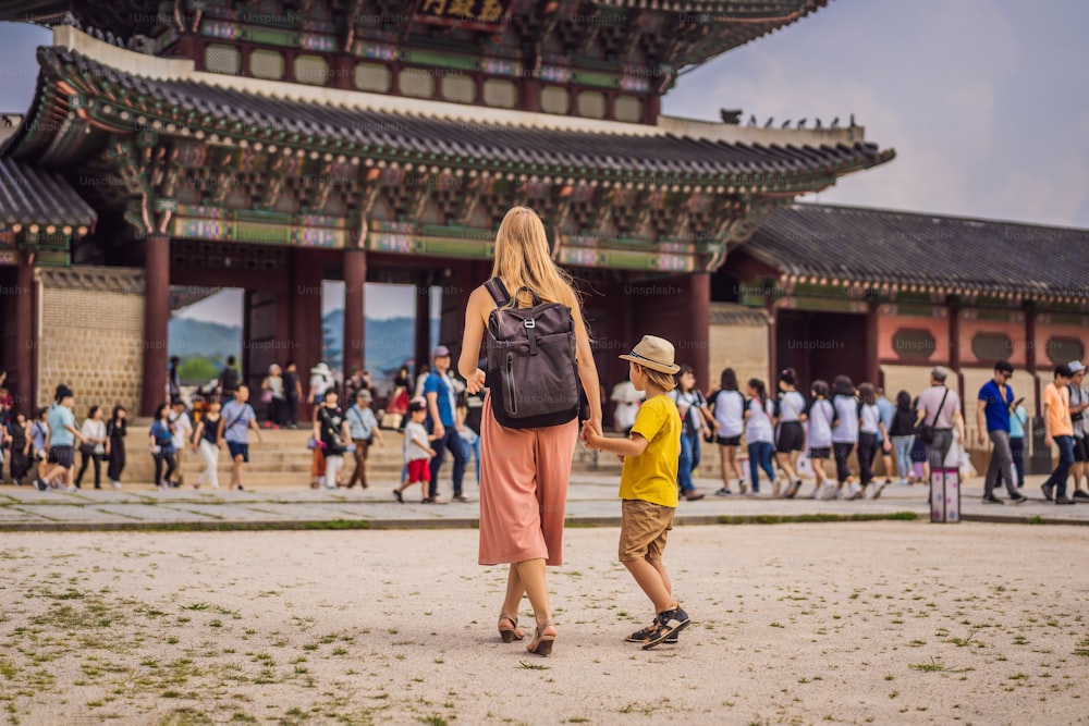 Mamma e figlio turisti in Corea. Giardini del Palazzo Gyeongbokgung a Seoul, Corea del Sud. Viaggio in Corea concetto. Concetto di viaggio con bambini.