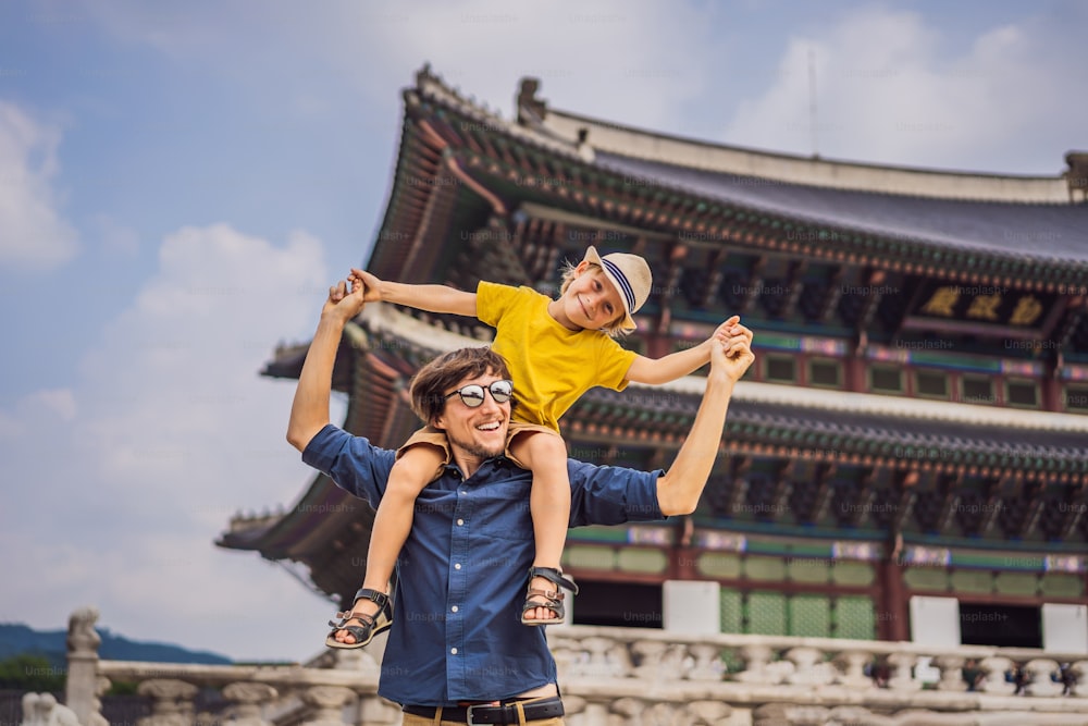 Turistas de papá e hijo en Corea. Terrenos del Palacio Gyeongbokgung en Seúl, Corea del Sur. Concepto de viaje a Corea. Concepto de viajar con niños.