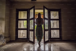 Mujer turista en un hotel abandonado y misterioso en Bedugul. Indonesia, Isla de Bali. Concepto de viaje a Bali.