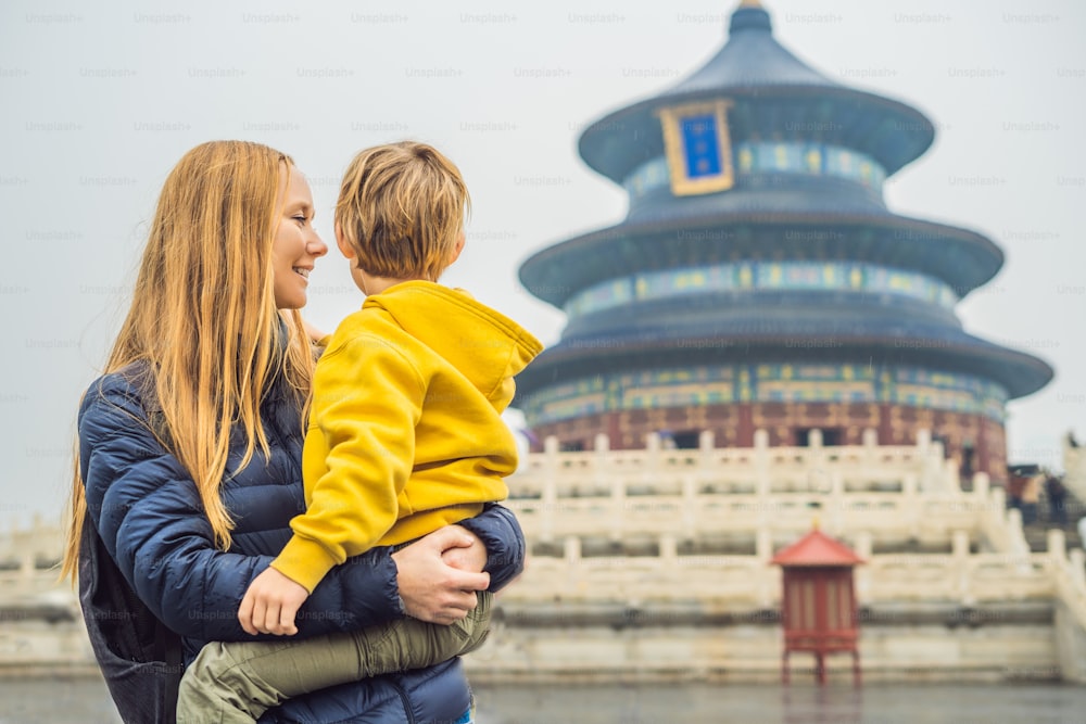 Mutter und Sohn Reisende im Himmelstempel in Peking. Eine der Hauptattraktionen von Peking. Reisen mit Familie und Kindern in China Konzept.