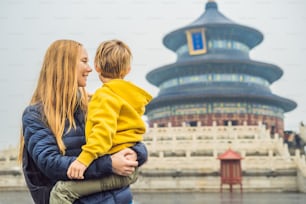 北京の天壇にいるママと息子の旅行者。北京の主要なアトラクションの1つ。中国のコンセプトで家族や子供と一緒に旅行する。