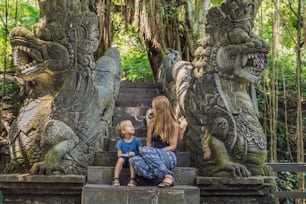 若い女性の観光客がバリ島、インドネシアを探索する。
