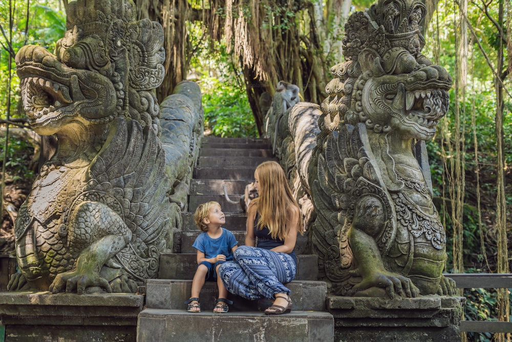 若い女性の観光客がバリ島、インドネシアを探索する。