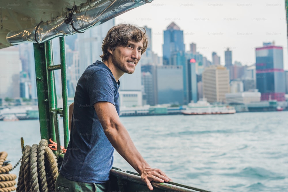 Um jovem em uma balsa em Hong Kong.