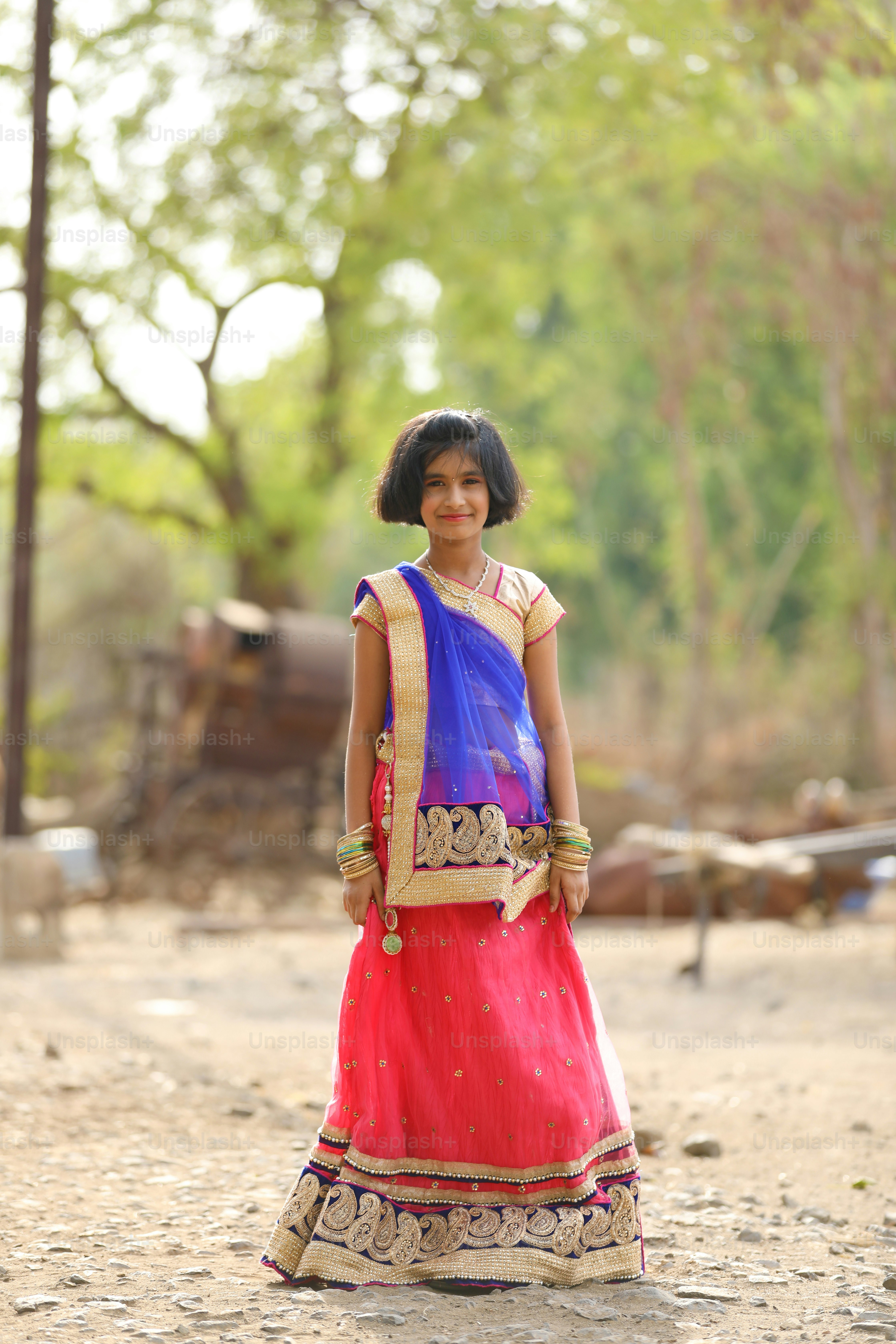 Petite fille indienne en sari traditionnel